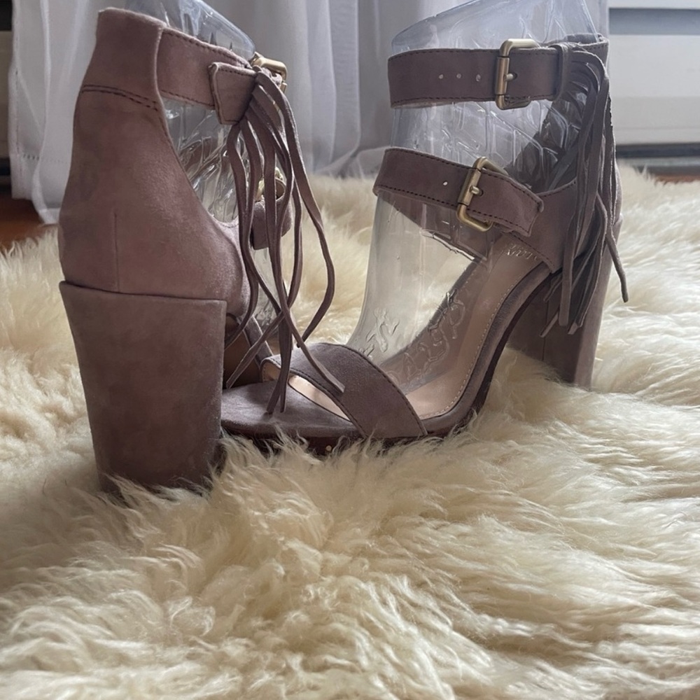 Vince Camuto suede shoes. - Picture 3 of 4